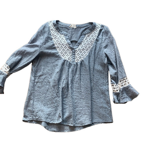 5/$20 BUNDLE 🎈 Beautiful medium embroidered lace blouse in box 19